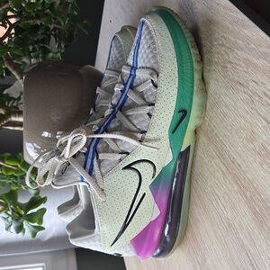 Nike Lebron XVll LOW GLOW In The Dark Spruce Aura Sneakers